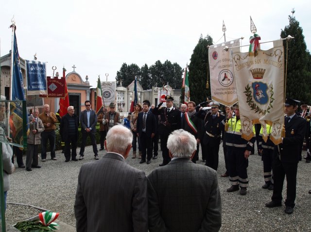lomaggio ai caduti al sacrario del cimitero foto di franco brunetta-1067x800